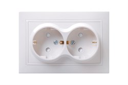 Розетка IEK ERК21-K01-16-DМ Кварта, двухместная, встраиваемая, с заземлением, с защитными шторками, белая 79138