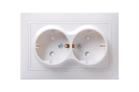 Розетка IEK ERК21-K01-16-DМ Кварта, двухместная, встраиваемая, с заземлением, с защитными шторками, белая 79138